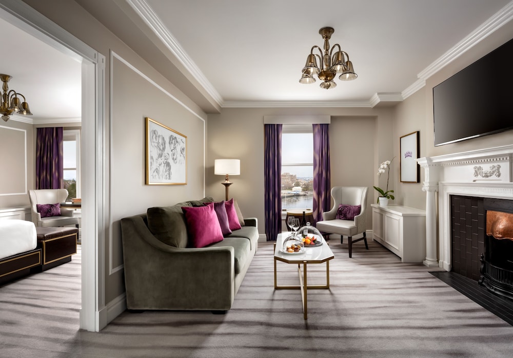 Fairmont Gold Harbour View Executive Suite 1 King