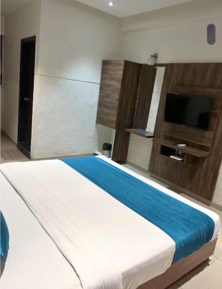 Deluxe Room - Photo 6