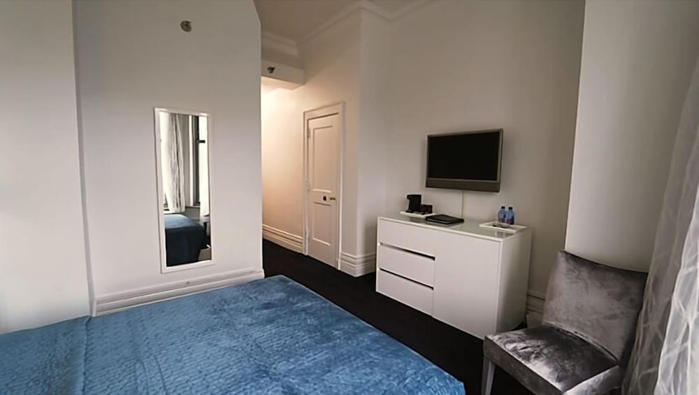 Queen Room, Interior View - Photo 4