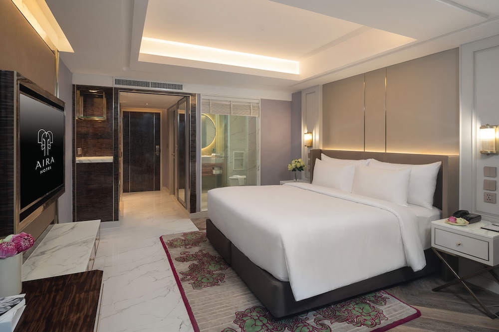 Premier King room with City View photo 2