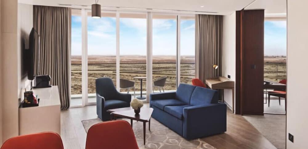 Junior Suite with Access to Three Pools & Complimentary Mall Shuttle thumbnail 5