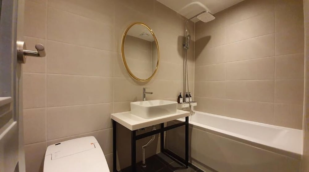 Premium Deluxe Room - Photo 11