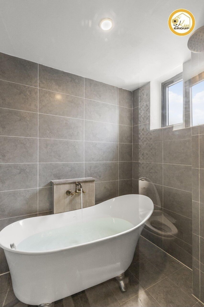 Apartment, 1 Bedroom, Bathtub, City View - Photo 5