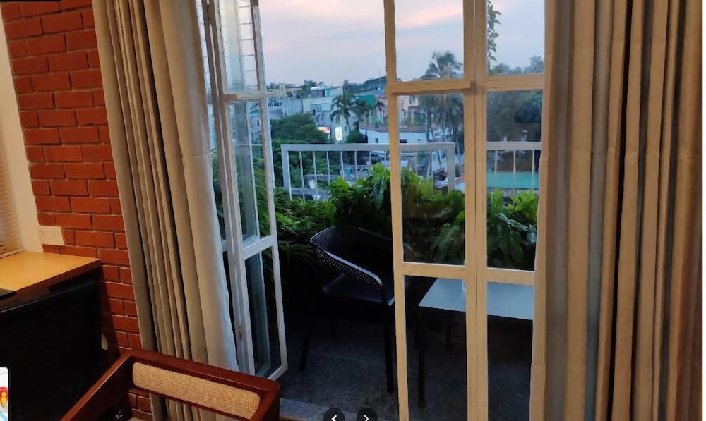 Deluxe Triple Room, City View photo 2