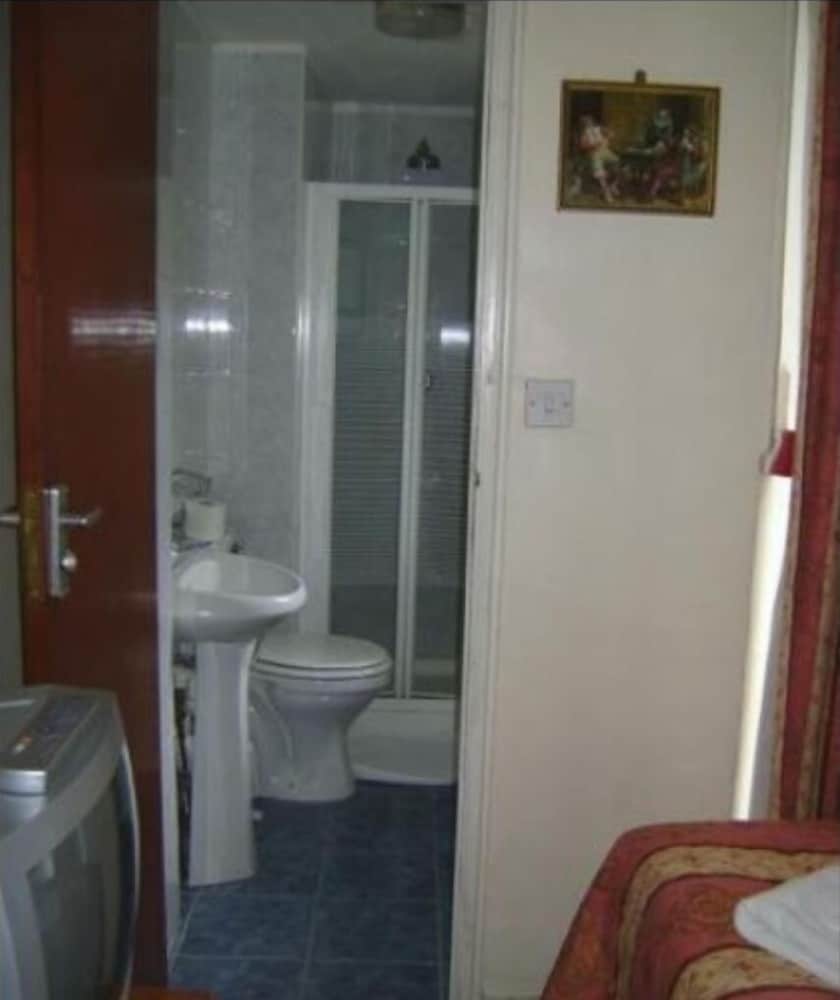 Standard Twin Room, Private Bathroom photo 2