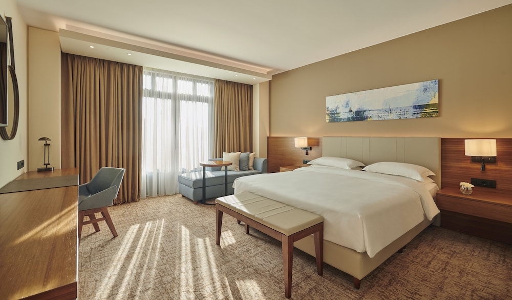 Room, 1 King Bed, Pool View (Club Access)
