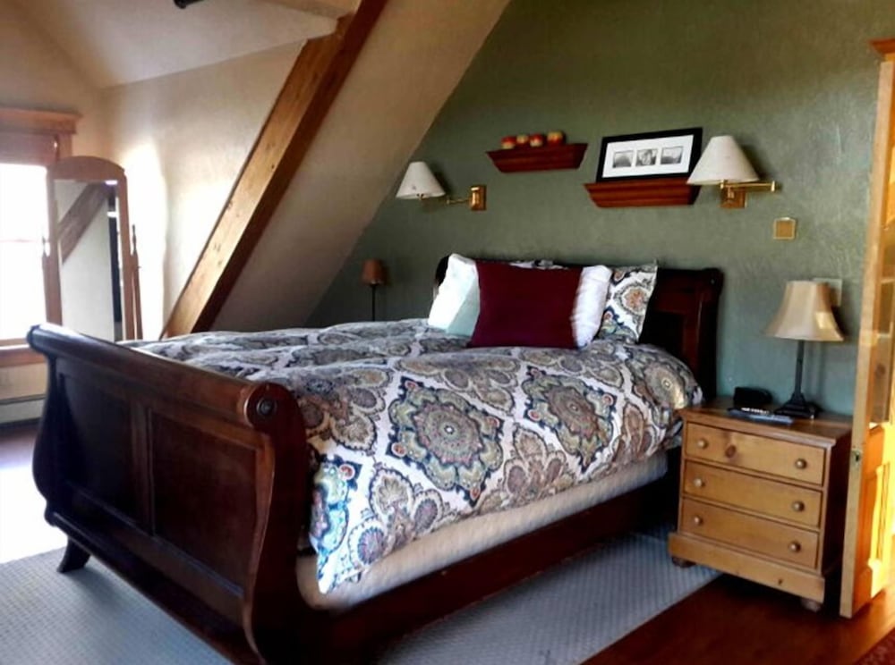 Room with 1 Queen Bed photo 1