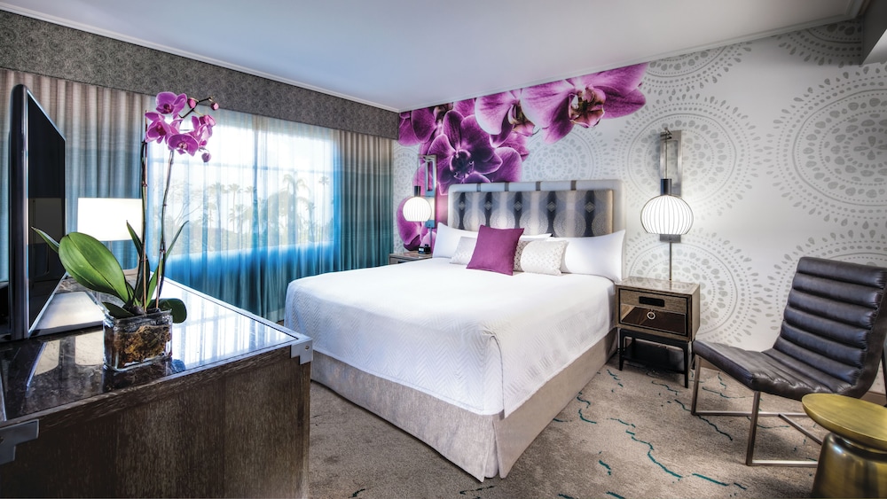 Suite, 1 King Bed with Sofa bed, Hearing Accessible (Includes Universal Express Unlimited^)