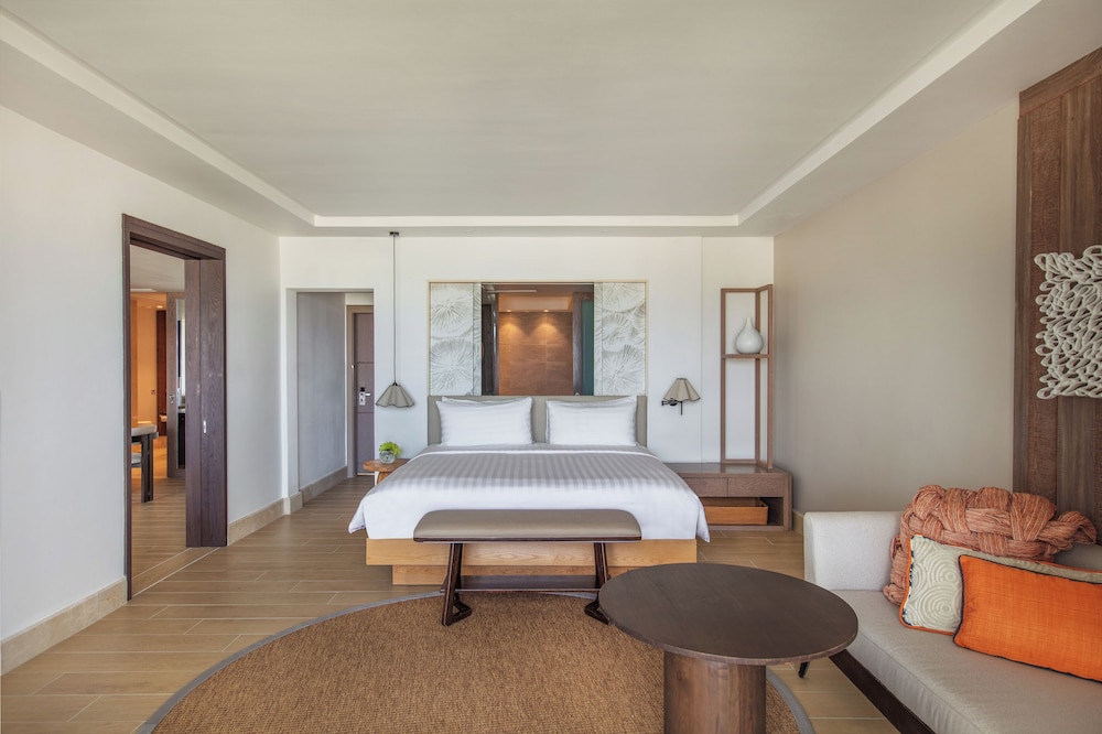 Hibiscus Signature Beachfront Suite, photo 6