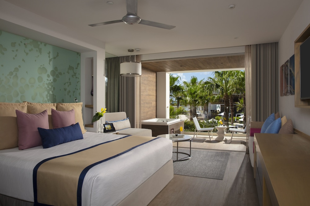 Preferred Club Junior Suite Ocean Front Double - Photo 1