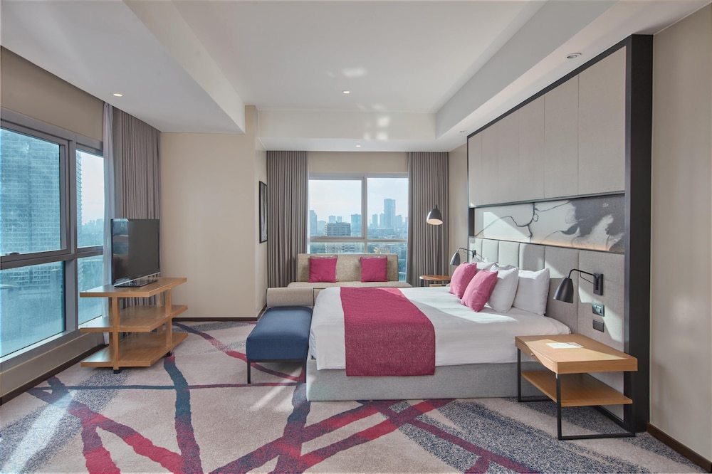 Junior Suite, 1 King Bed, Club Lounge Access (Low Floor)