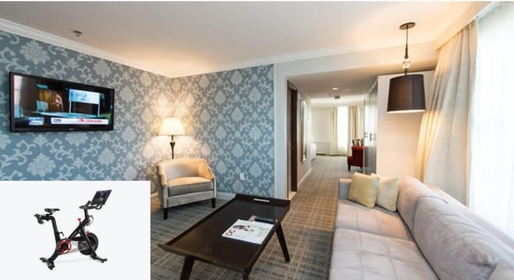 Suite, 1 King Bed with Sofa bed (Peloton) - Photo 1