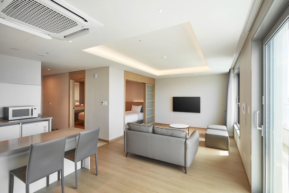[Breakfast & Aquana Pkg] Suite Premier: Breakfast And Aquana For 2 photo 3