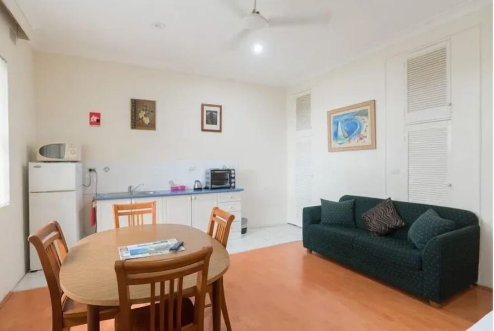Self Contained Apartment with separated bedroom - 5 pax photo 3
