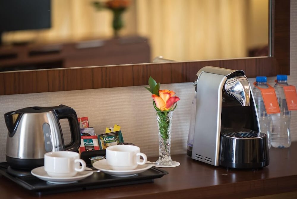 Business Suite, 1 King Bed, Club Lounge Access, Partial Sea View thumbnail 5