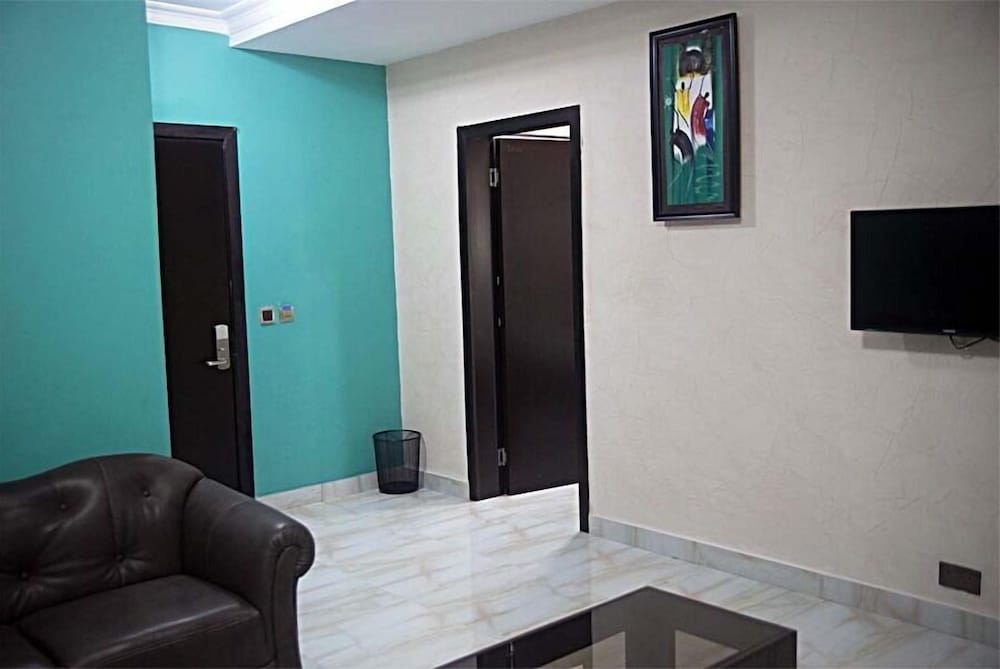 Standard Suite, 1 King Bed, Refrigerator