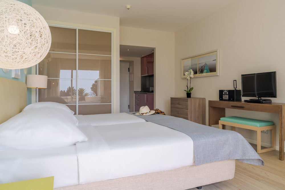 Superior Double or Twin Room, Sea View - Photo 1
