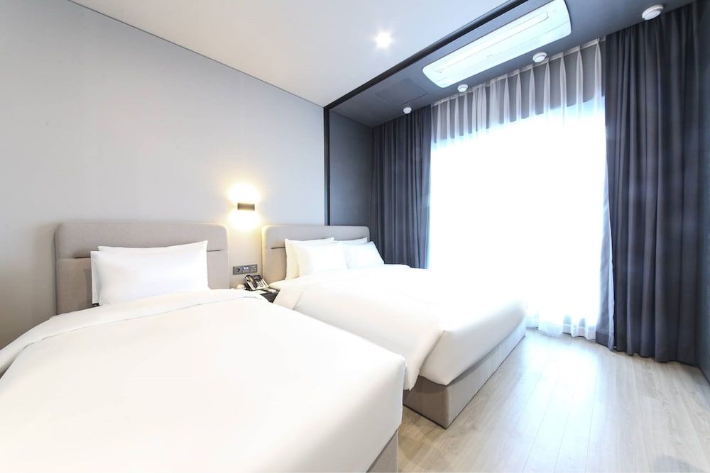 Standard Twin Room - Photo 3