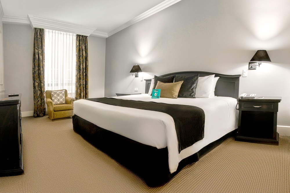 Suite - Photo 13