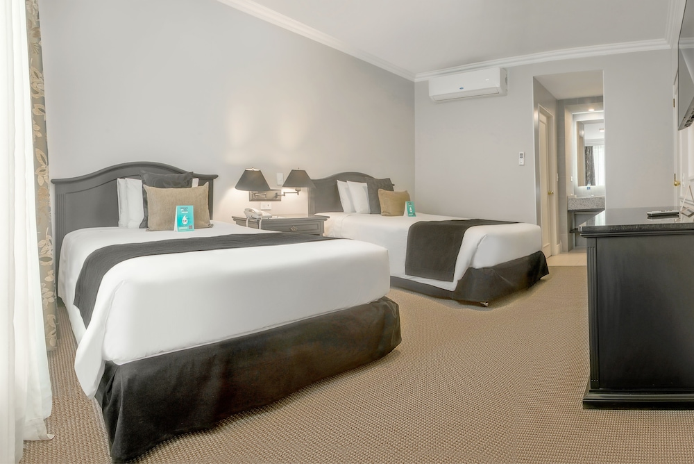 Suite (2 Double Beds) photo 3
