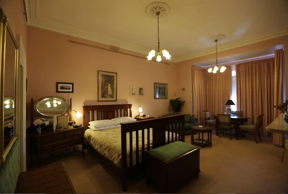 Queen Room photo 1