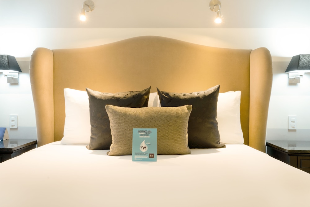 Suite - Photo 16