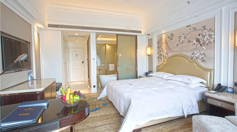Business Room, 1 King Bed, Garden View photo 2