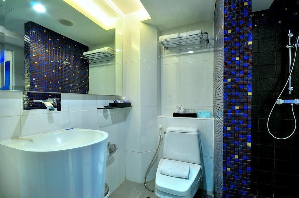 Superior Room, 1 King Bed photo 3