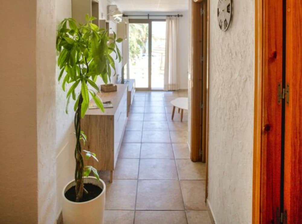Apartamento de 1 habitación con terraza y vista a la piscina.