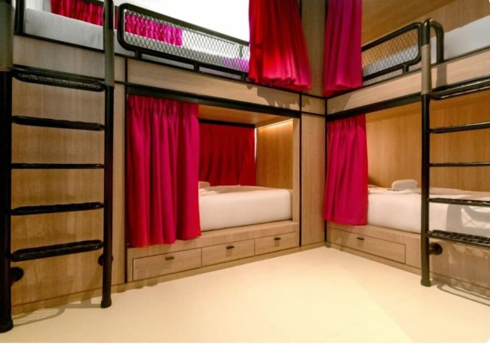 Quadruple Room with Private Bathroom - Photo 1