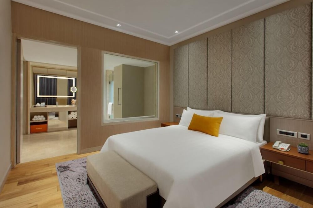 Suite, 1 King Bed, Pool View (Executive Suite) photo 2