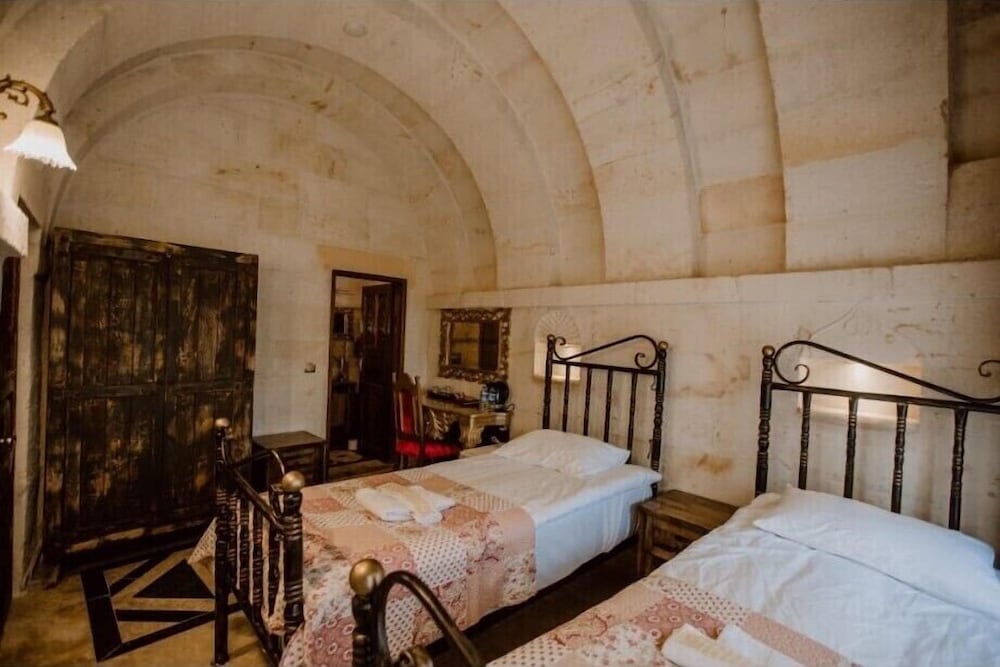 110 Emerald Arch Room photo 2