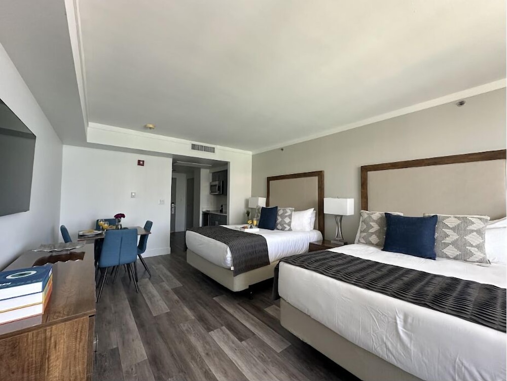 Deluxe Studio Suite, Kitchenette, Partial Ocean View1409