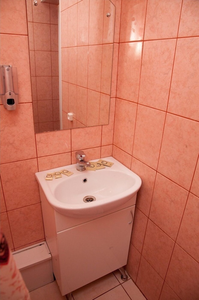 Economy Twin Room, Shared Bathroom (with sink) photo 3