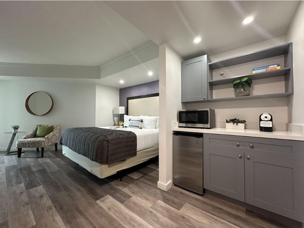 Comfort Double Room, 1 King Bed, Partial Ocean View1706.01