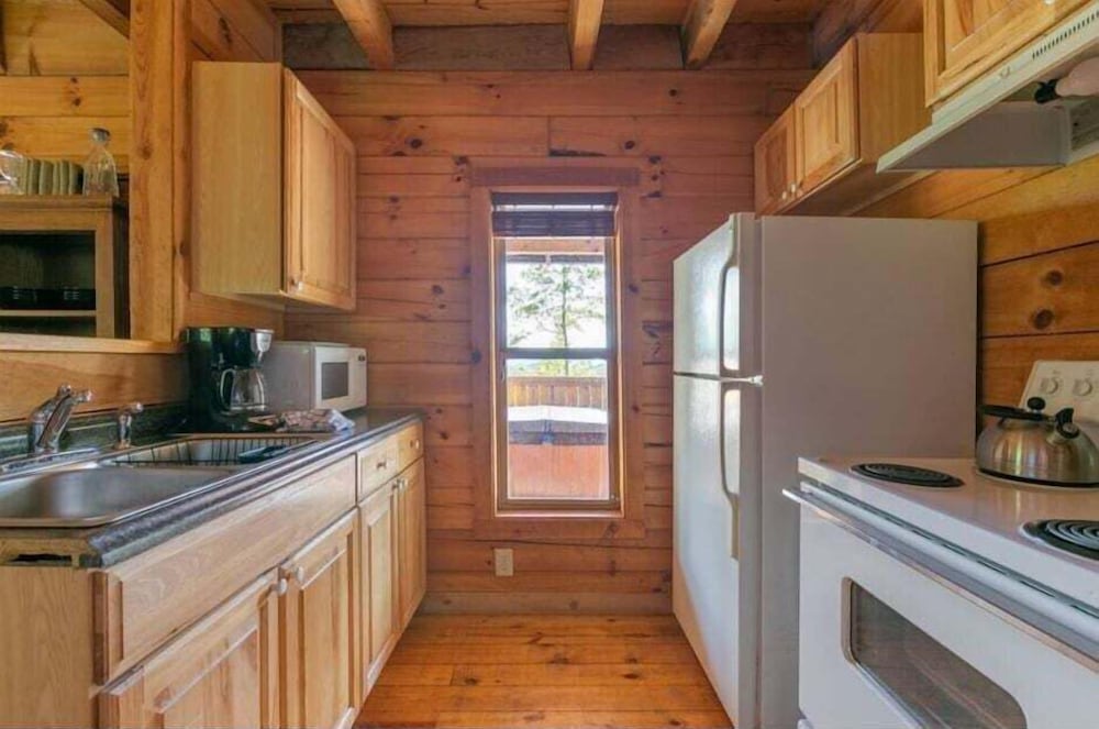 Cabin, Multiple Beds, Hot Tub, Mountain View photo 3