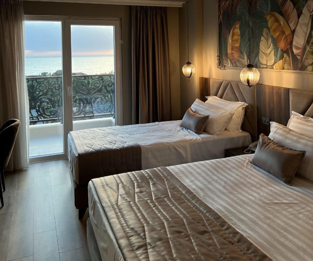 Superior Room, Pool View