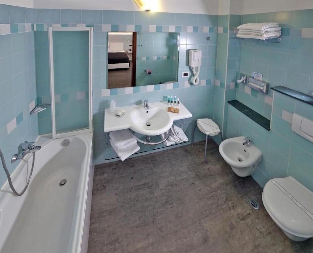 Quadruple Room, Multiple Beds, Balcony, Sea View photo 3