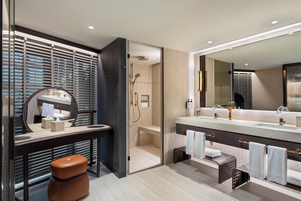 Premium Room, 1 King Bed, Club Lounge Access, Sea View thumbnail 5