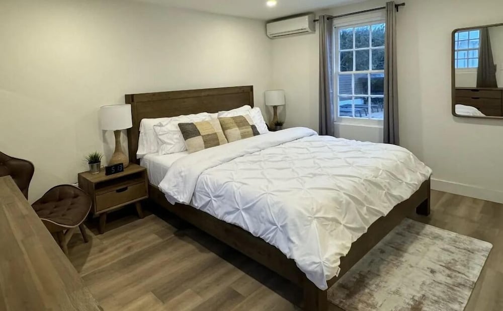 Deluxe Double Room, 1 King Bed, Pool View