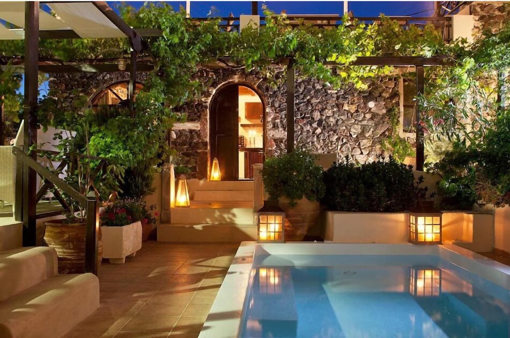 Traditional Suite with Caldera View and Shared Pool