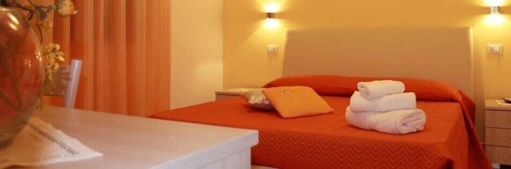Double Room, 1 Queen Bed photo 3
