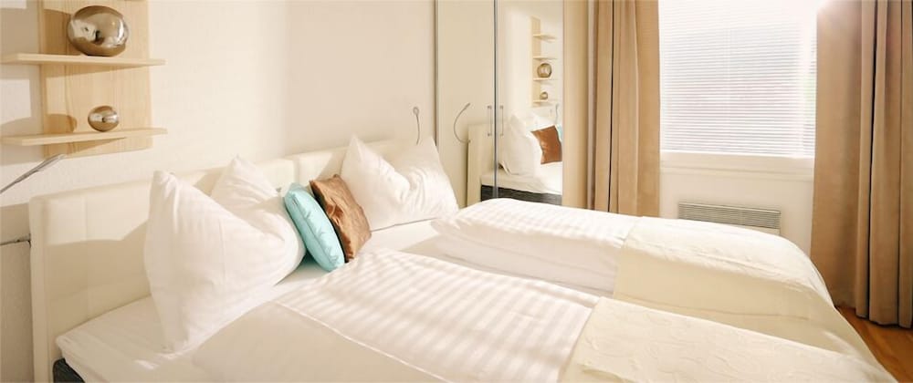 Superior House, 3 Bedrooms, Lake View, Lakeside photo 1