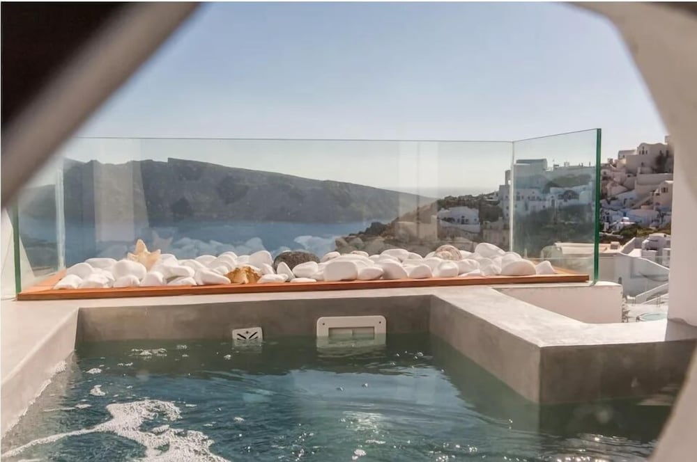 Deluxe Suite with Outdoor Hot Tub