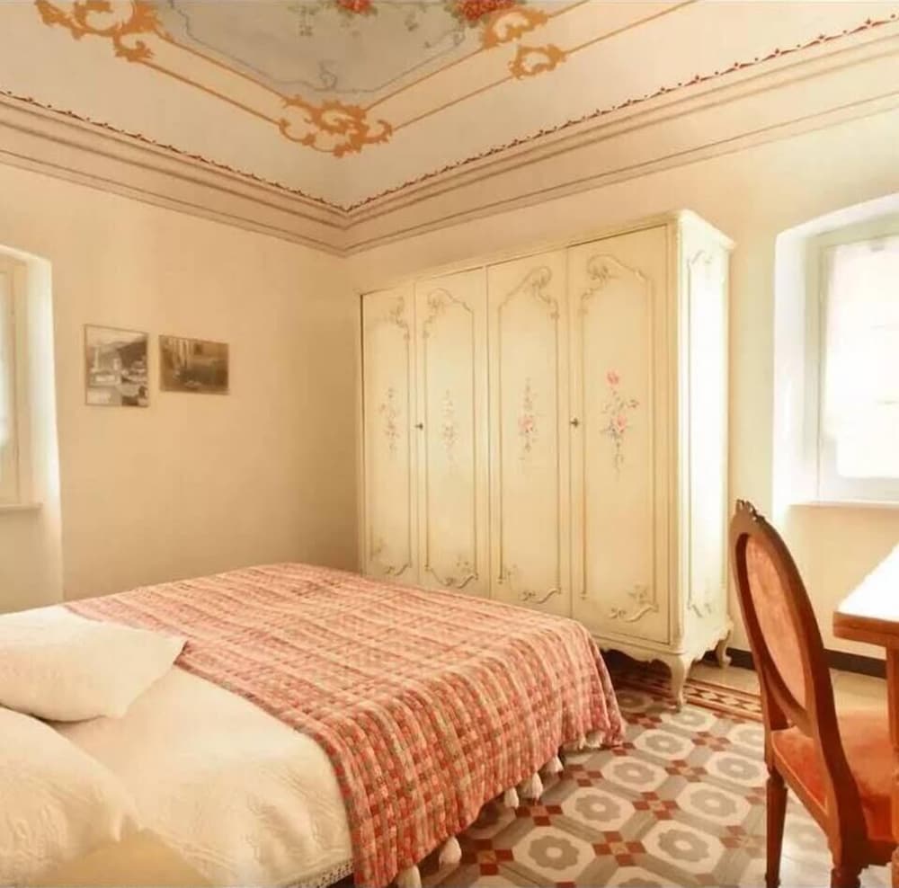 Double Room, 1 Queen Bed, Shared Bathroom photo 2