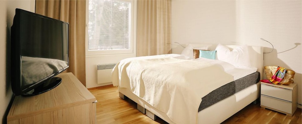 Superior House, 3 Bedrooms, Lake View, Lakeside photo 2