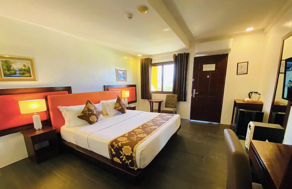 Panoramic Double or Twin Room, Bathtub, Pool View photo 3