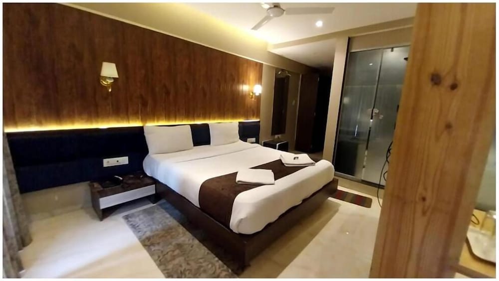 Luxury Suite - Photo 1