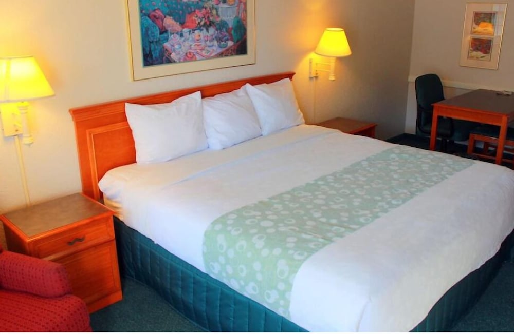 Deluxe Suite, 1 King Bed, Non Smoking, City View photo 2