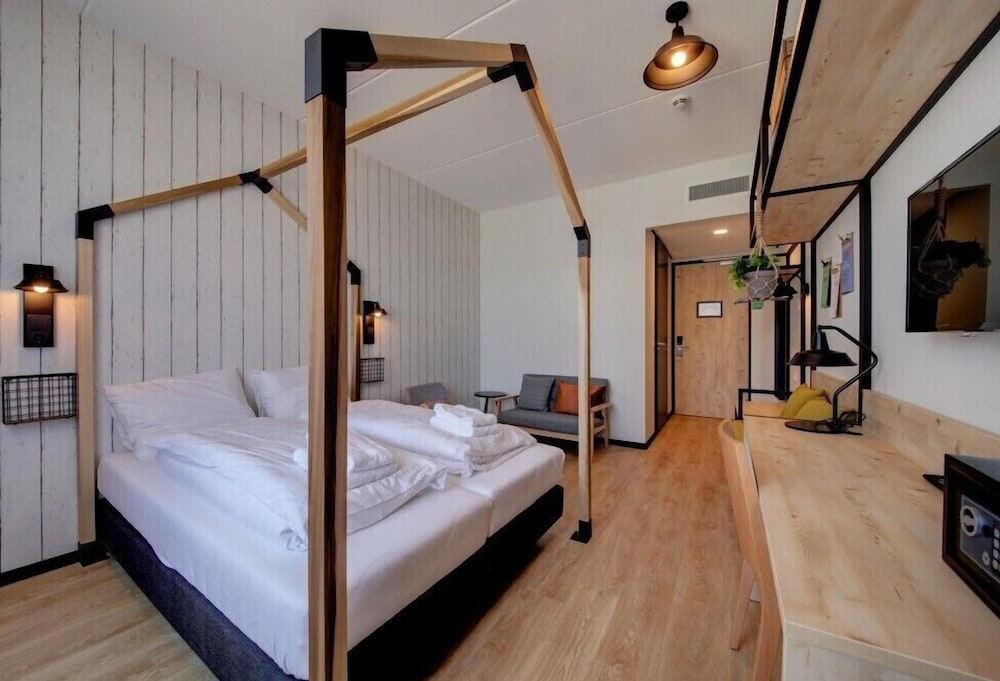 Double or Twin Room, 2 Twin Beds (Greenhouse Room 2) photo 1